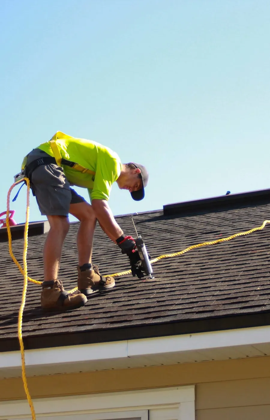 Dachdecker bei der Arbeit auf dem Dach